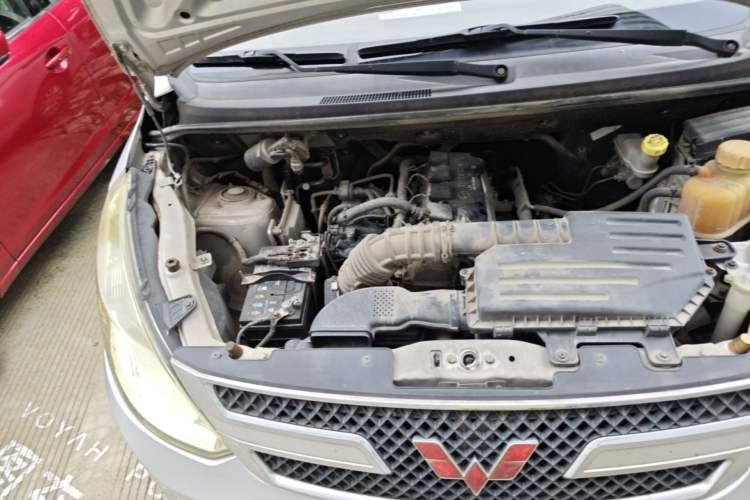 Used Wuling Rongguang V 2016 1.5L Practical Version Non-Power-Assisted Engine Bay Right
