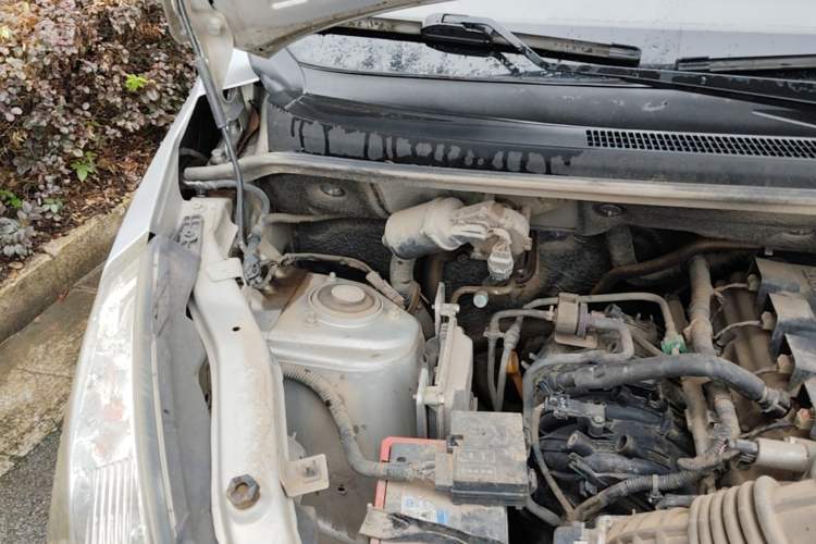 Used Wuling Rongguang V 2016 1.5L Practical Version Engine Bay Right