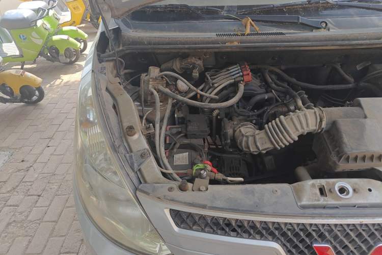Used Wuling Rongguang V 2016 1.2L Practical Version Engine Bay Right