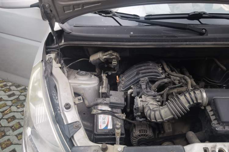 Used Wuling Rongguang V 2016 1.2L Standard Version Engine Bay Right