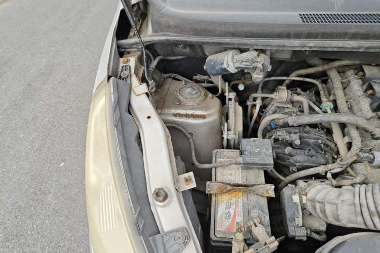 Used Wuling Rongguang V 2016 1.5L Standard Version Engine Bay Right