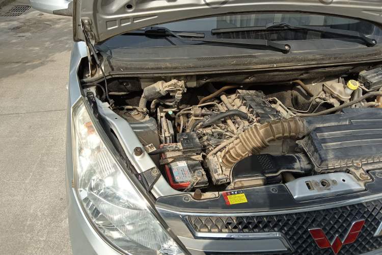 Used Wuling Rongguang V 2016 1.5L Standard Version Engine Bay Right