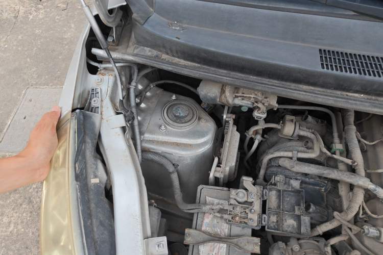 Used Wuling Rongguang V 2016 1.5L Standard Version Engine Bay Right