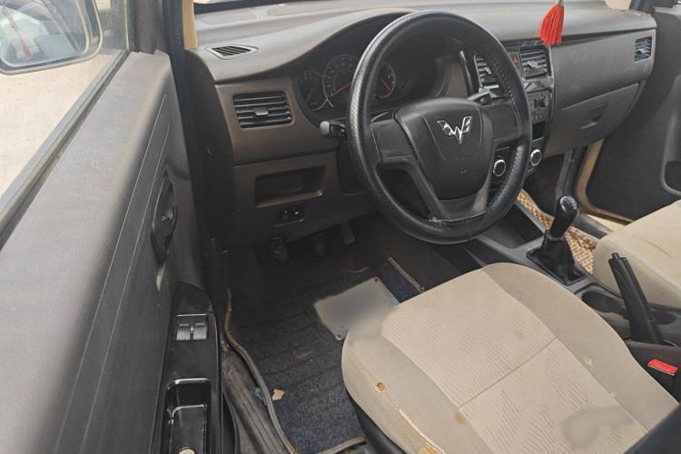 Used Wuling Rongguang V 2016 1.5L Standard Version Interior 2