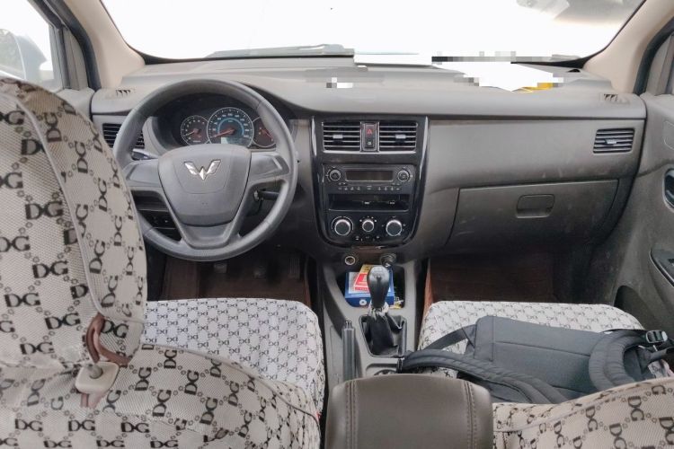 Used Wuling Rongguang V 2016 1.5L Practical Version Non-Power-Assisted Interior 2