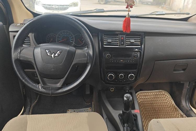 Used Wuling Rongguang V 2016 1.5L Standard Version Interior 3