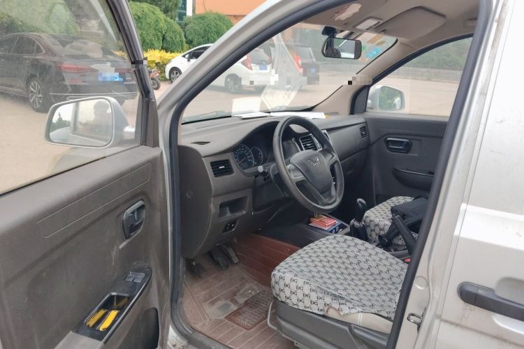 Used Wuling Rongguang V 2016 1.5L Practical Version Non-Power-Assisted Interior 3