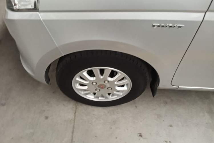 Used Wuling Rongguang V 2016 1.5L Standard Version Left Front Wheel Hub
