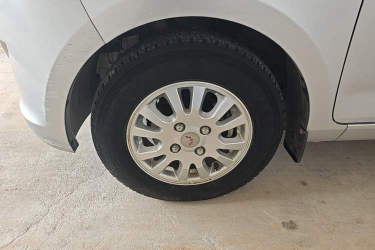 Used Wuling Rongguang V 2016 1.5L Standard Version Left Front Wheel Hub