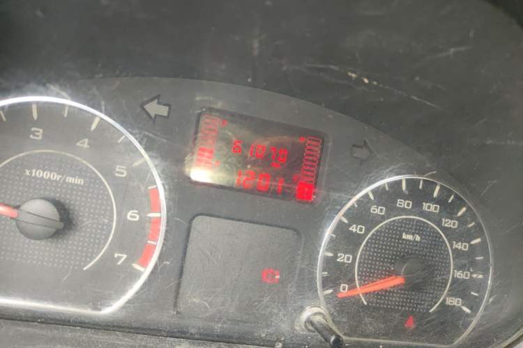 Used Wuling Rongguang V 2016 1.5L Practical Version Non-Power-Assisted Odometer Close Up