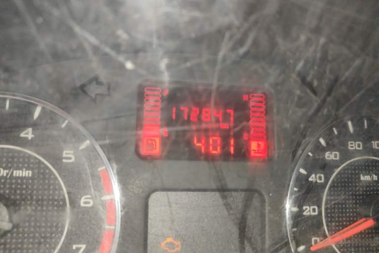 Used Wuling Rongguang V 2016 1.2L Practical Model Non-Power-Assisted Odometer Close Up