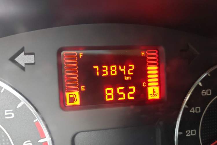 Used Wuling Rongguang V 2016 1.5L Practical Version Non-Power-Assisted Odometer Close Up