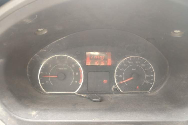 Used Wuling Rongguang V 2016 1.2L Practical Version Odometer Close Up