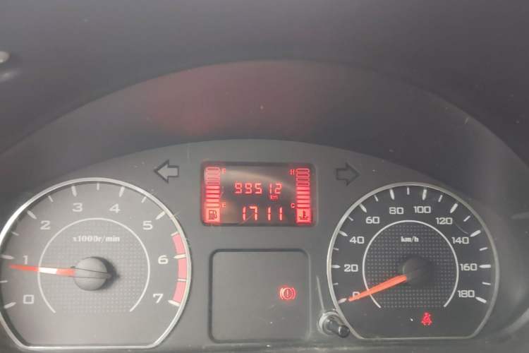 Used Wuling Rongguang V 2016 1.5L Practical Version Odometer Close Up
