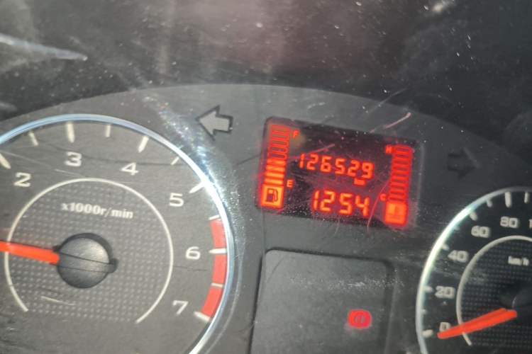 Used Wuling Rongguang V 2016 1.5L Practical Version Odometer Close Up