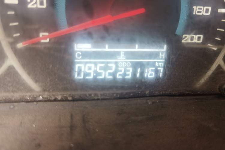 Used Wuling Rongguang V 2016 1.2L Standard Version Odometer Close Up