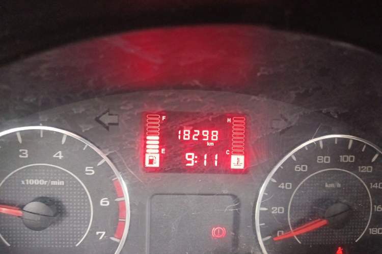 Used Wuling Rongguang V 2016 1.2L Practical Version Odometer Close Up