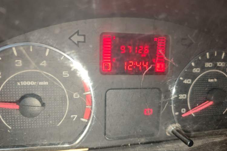 Used Wuling Rongguang V 2016 1.5L Practical Version Odometer Close Up