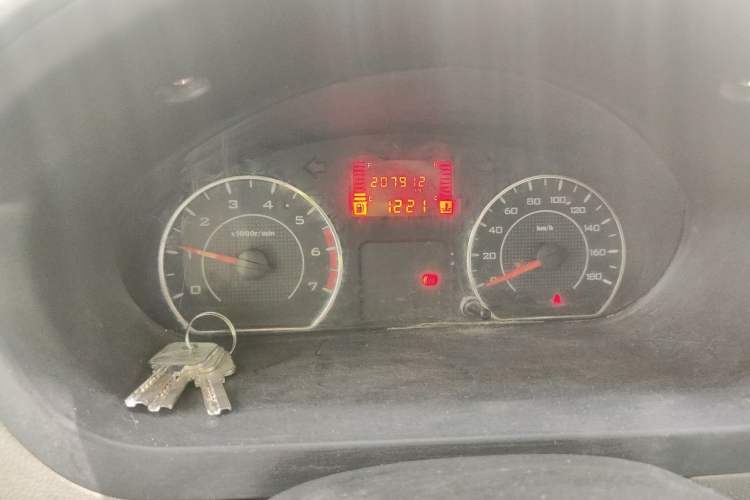 Used Wuling Rongguang V 2016 1.2L Practical Model Non-Power-Assisted Odometer Close Up