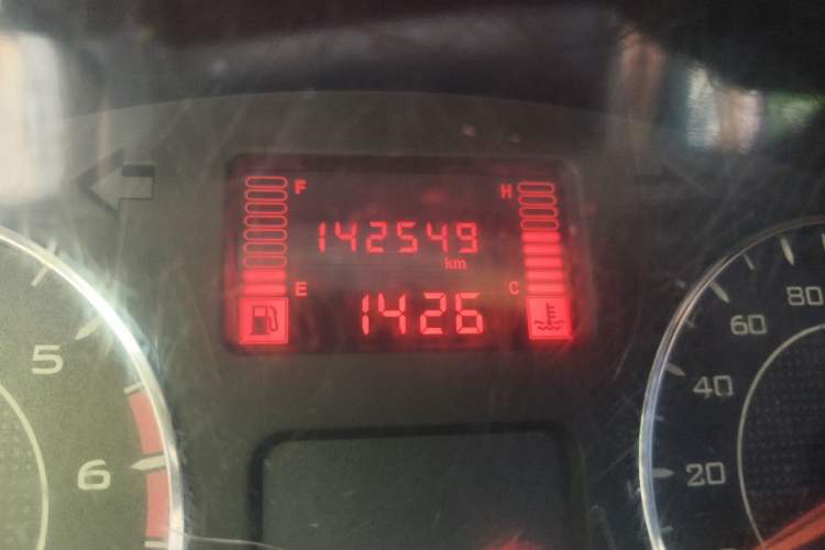 Used Wuling Rongguang V 2016 1.5L Practical Version Non-Power-Assisted Odometer Close Up