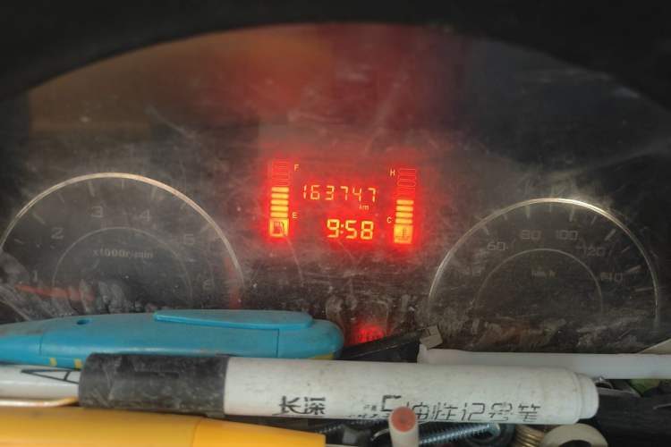 Used Wuling Rongguang V 2016 1.5L Practical Version Odometer Close Up