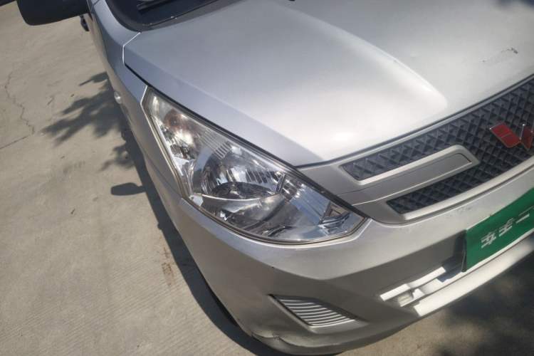 Used Wuling Rongguang V 2016 1.5L Practical Version Non-Power-Assisted Right Front Headlight