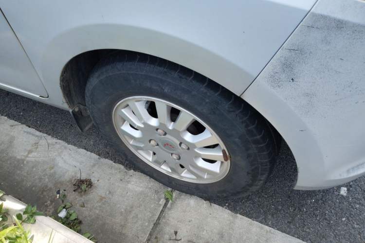 Used Wuling Rongguang V 2016 1.5L Standard Version Right Front Wheel Hub