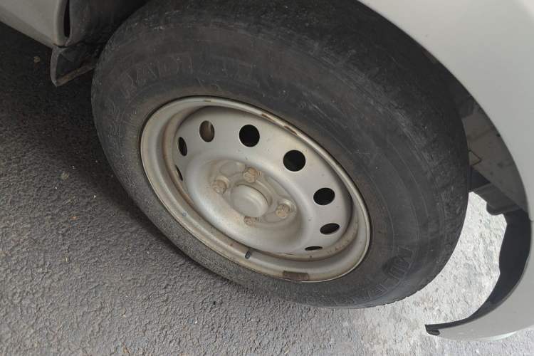 Used Wuling Rongguang V 2016 1.5L Practical Version Right Front Wheel Hub