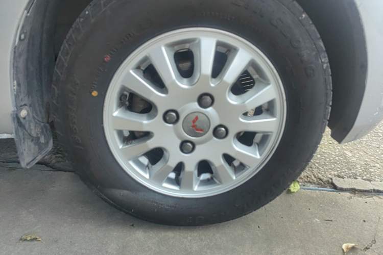 Used Wuling Rongguang V 2016 1.5L Standard Version Right Front Wheel Hub