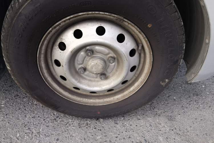 Used Wuling Rongguang V 2016 1.5L Practical Version Right Front Wheel Hub