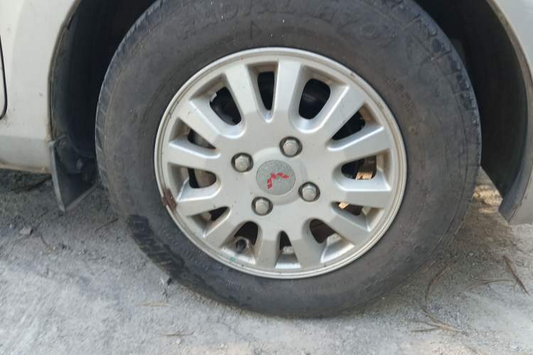 Used Wuling Rongguang V 2016 1.5L Standard Version Right Front Wheel Hub