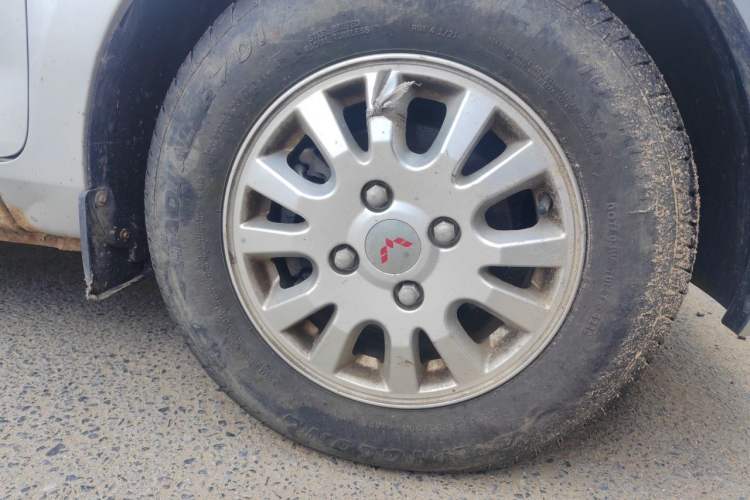 Used Wuling Rongguang V 2016 1.5L Standard Version Right Front Wheel Hub