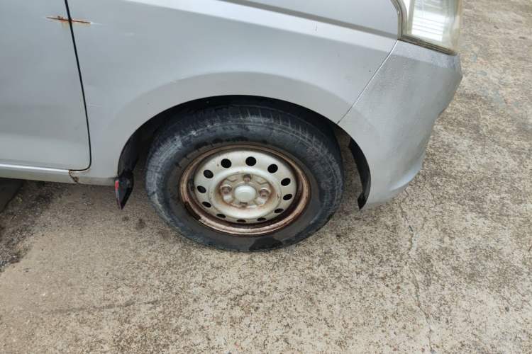 Used Wuling Rongguang V 2016 1.5L Practical Version Non-Power-Assisted Right Front Wheel Hub