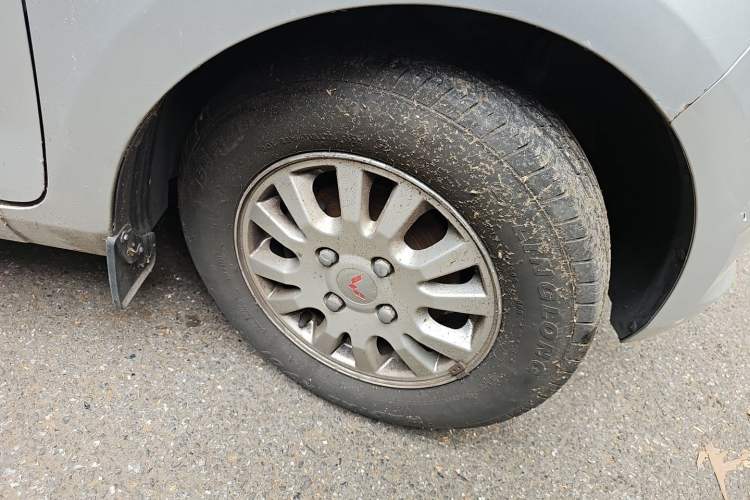 Used Wuling Rongguang V 2016 1.5L Standard Version Right Front Wheel Hub