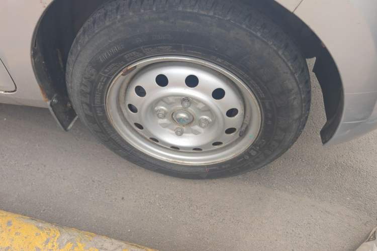 Used Wuling Rongguang V 2016 1.5L Practical Version Right Front Wheel Hub