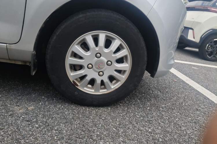 Used Wuling Rongguang V 2016 1.5L Standard Version Right Front Wheel Hub