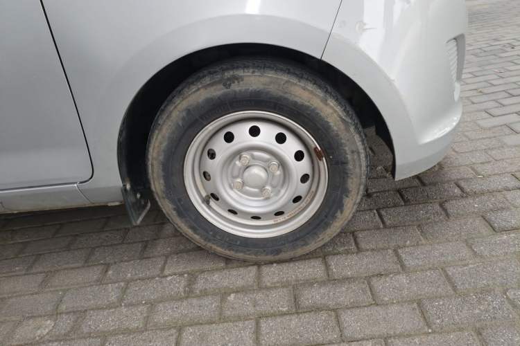 Used Wuling Rongguang V 2016 1.2L Practical Version Right Front Wheel Hub