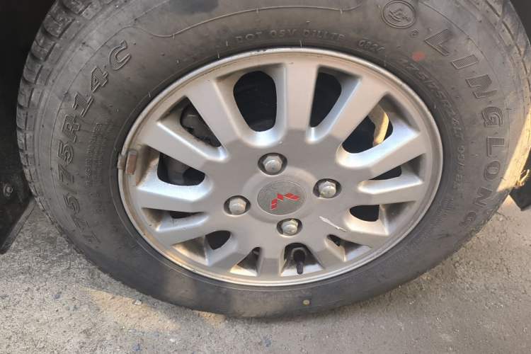 Used Wuling Rongguang V 2016 1.5L Standard Version Right Front Wheel Hub