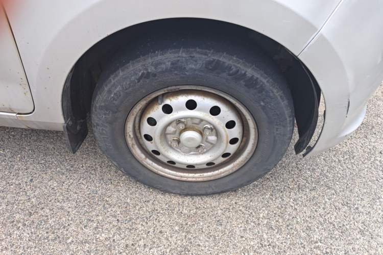 Used Wuling Rongguang V 2016 1.5L Practical Version Right Front Wheel Hub