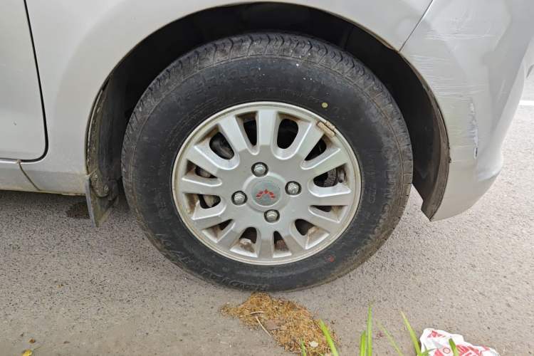 Used Wuling Rongguang V 2016 1.5L Standard Version Right Front Wheel Hub