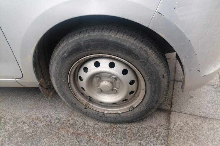Used Wuling Rongguang V 2016 1.5L Practical Version Right Front Wheel Hub
