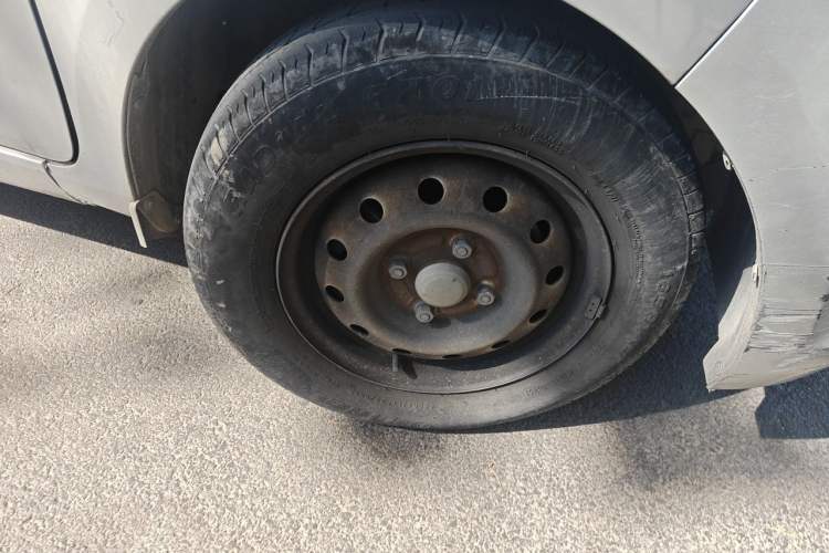 Used Wuling Rongguang V 2016 1.5L Practical Version Right Front Wheel Hub