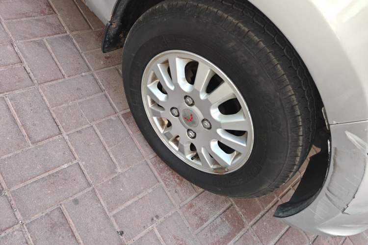 Used Wuling Rongguang V 2016 1.5L Standard Version Right Front Wheel Hub