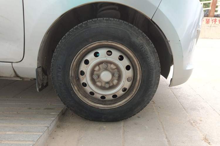 Used Wuling Rongguang V 2016 1.5L Standard Version Right Front Wheel Hub
