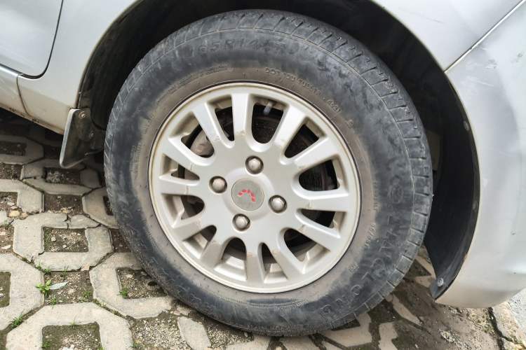 Used Wuling Rongguang V 2016 1.5L Standard Version Right Front Wheel Hub