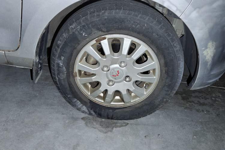 Used Wuling Rongguang V 2016 1.5L Standard Version Right Front Wheel Hub