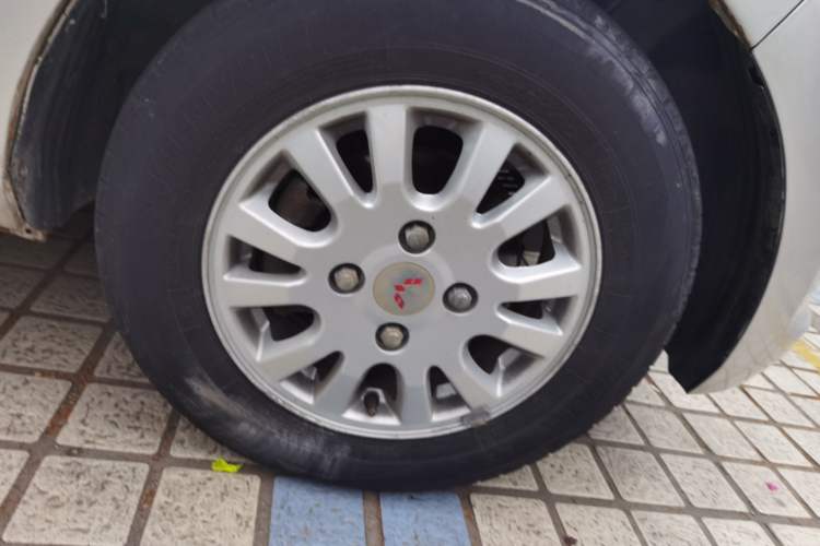 Used Wuling Rongguang V 2016 1.5L Standard Version Right Front Wheel Hub
