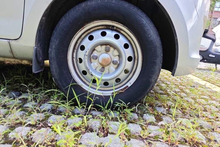 Used Wuling Rongguang V 2016 1.5L Practical Version Non-Power-Assisted Right Front Wheel Hub