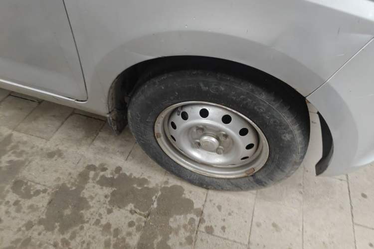 Used Wuling Rongguang V 2016 1.2L Practical Version Right Front Wheel Hub