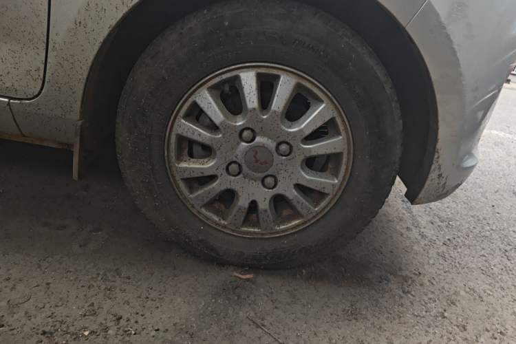 Used Wuling Rongguang V 2016 1.5L Standard Version Right Front Wheel Hub